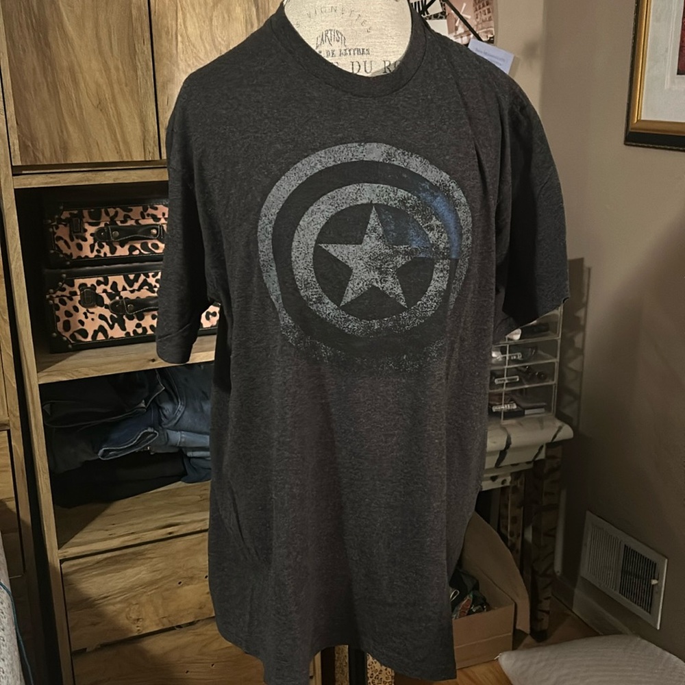 Captain Marvel Gray Distressed Graphic Tee - XL